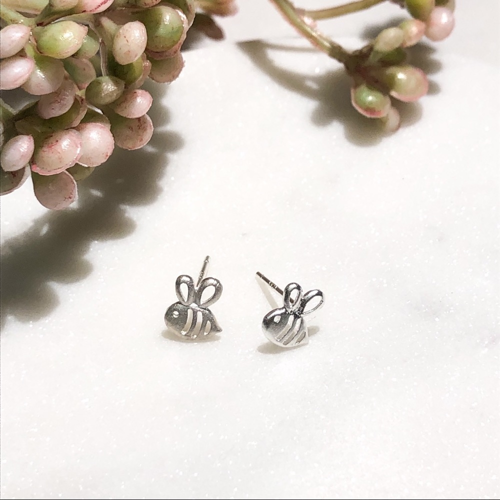 DAINTY✨925 Silver Mini 🐝 Studs